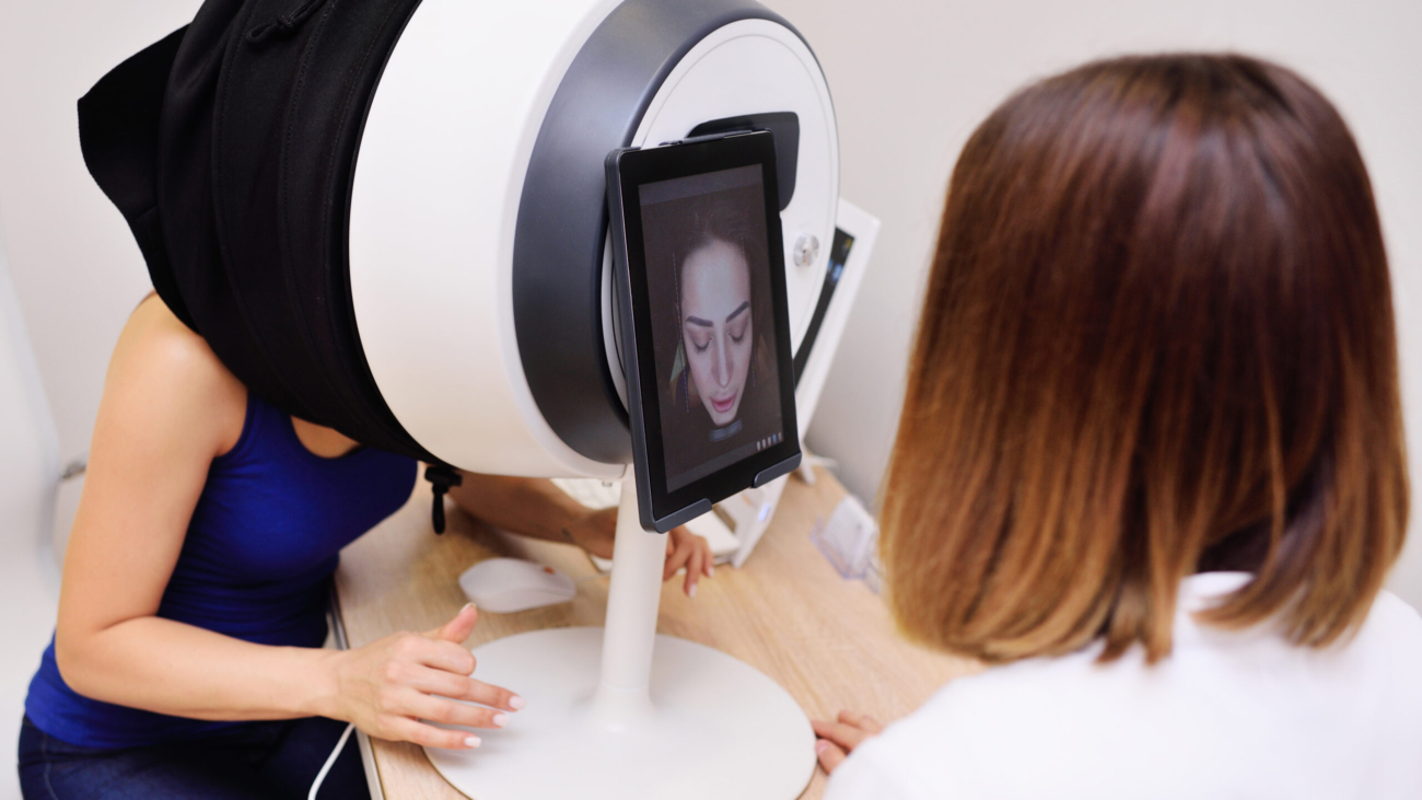Advanced skin analysis device scanning facial skin in clinic