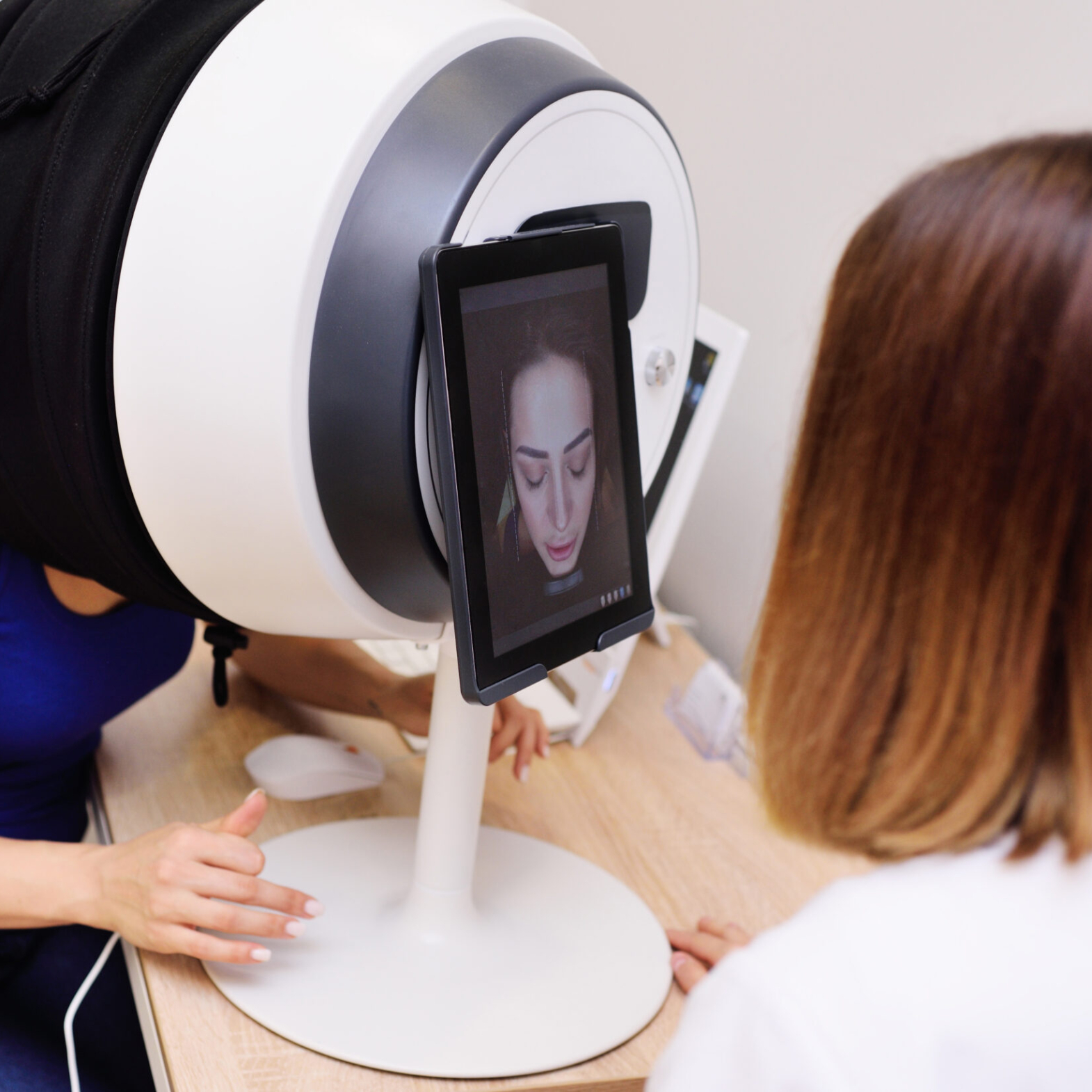 Advanced skin analysis device scanning facial skin in clinic